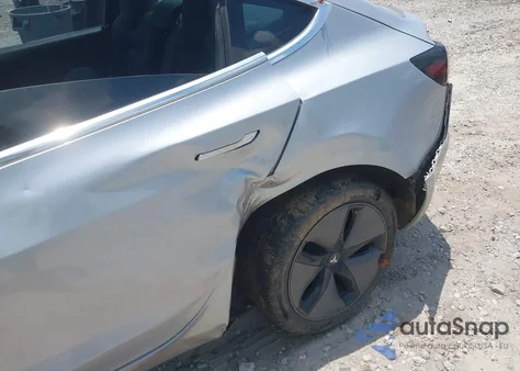 2018 Tesla Model 3 Long Range/Performance z USA, uszkodzony, nr VIN 5YJ3E1EB3JF104435